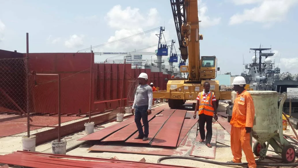 Project team coordinating a controlled equipment lift